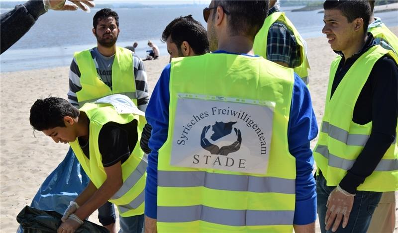 Syrische Freiwillige säubern Strand