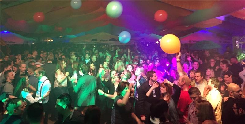 Feierlustige Partygänger tanzen im Festzelt in Wiepenkathen ausgelassen in den Mai