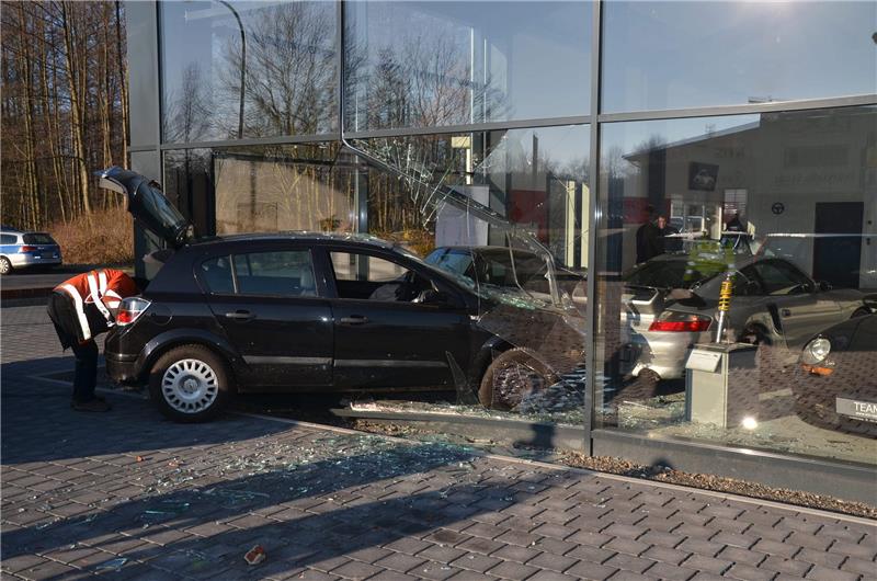 Autofahrer rast in Stader Autohaus