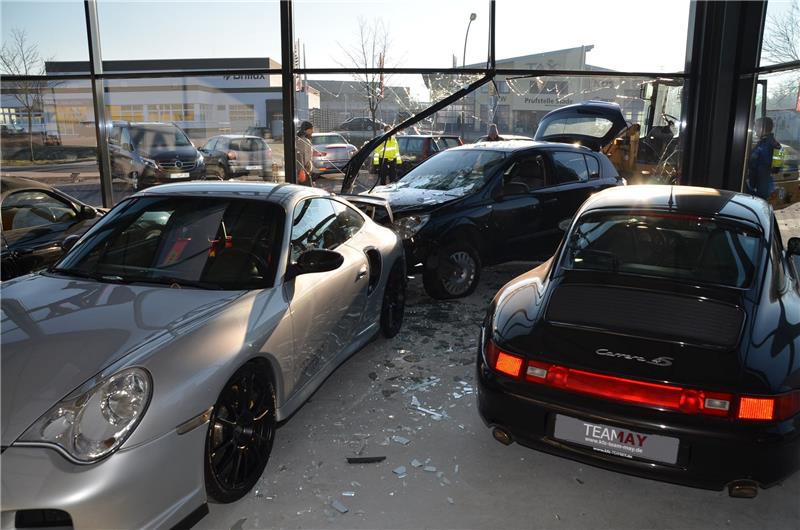 Autofahrer rast in Stader Autohaus