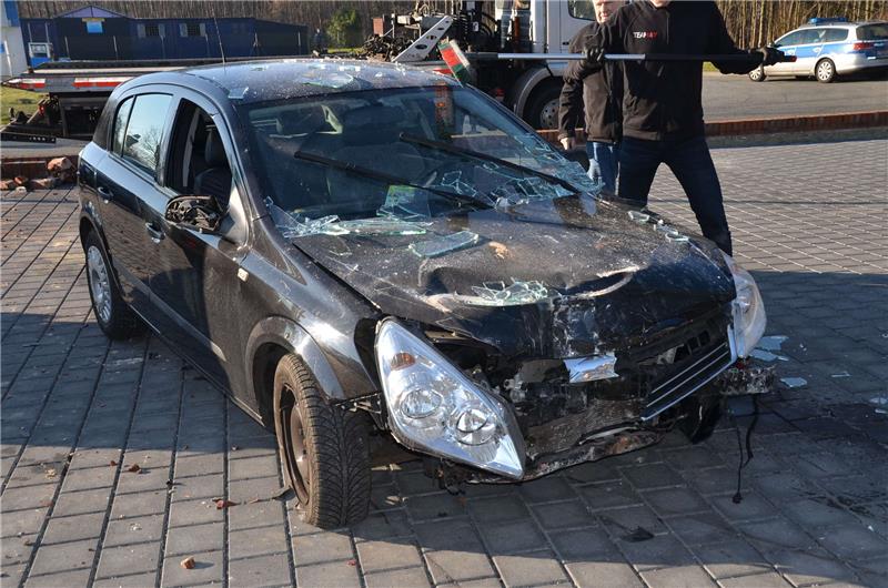 Autofahrer rast in Stader Autohaus