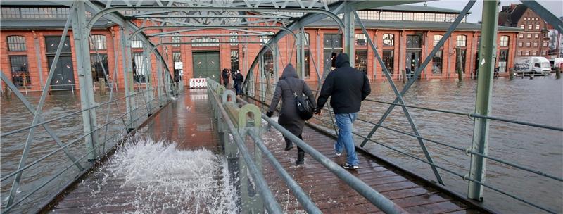 Sturmflut erreicht am Sonntagmorgen Hamburg – Fischmarkt steht unter Wasser