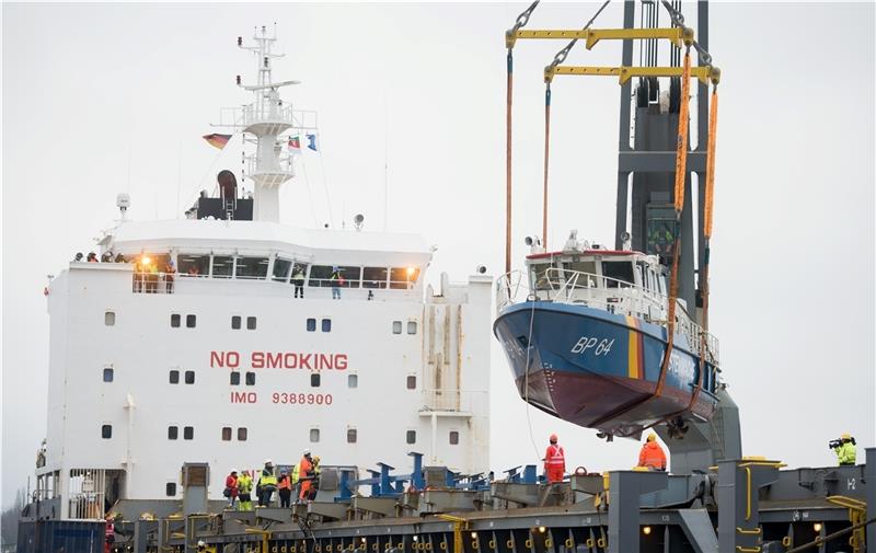 Polizeiboote gehen auf die Reise