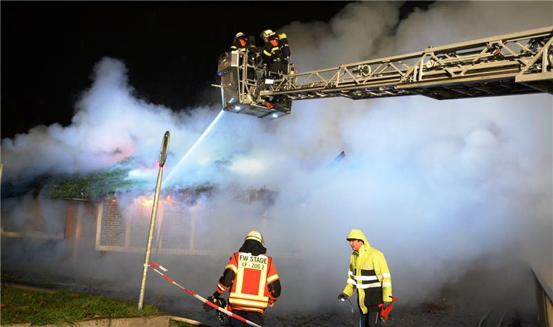 Reetdachhaus in Stade steht in Flammen