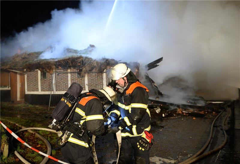 Reetdachhaus in Stade steht in Flammen