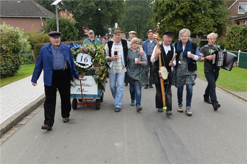 Großer Erntefestumzug zieht durch Kutenholz - Mit Fotogalerie Großer Erntefestumzug zieht durch Kutenholz - Mit Fotogalerie