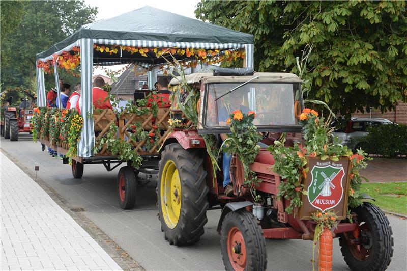 Großer Erntefestumzug zieht durch Kutenholz - Mit Fotogalerie Großer Erntefestumzug zieht durch Kutenholz - Mit Fotogalerie