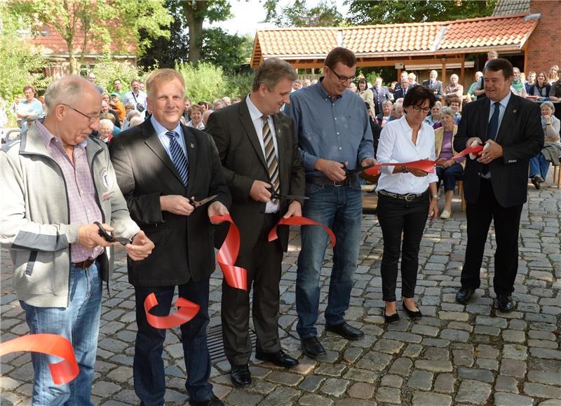 Hollenbecker Bürger feiern auf dem neuen Dorfplatz