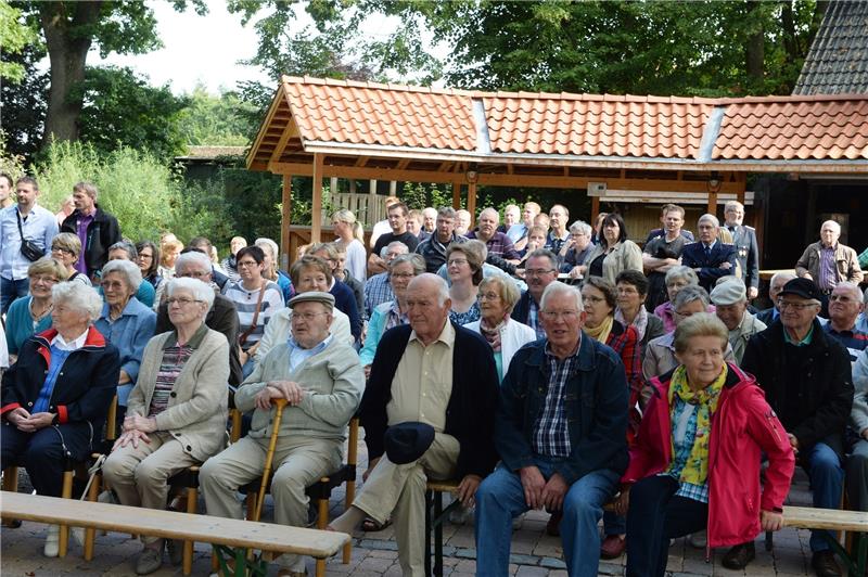Hollenbecker Bürger feiern auf dem neuen Dorfplatz