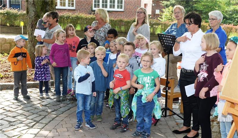 Hollenbecker Bürger feiern auf dem neuen Dorfplatz
