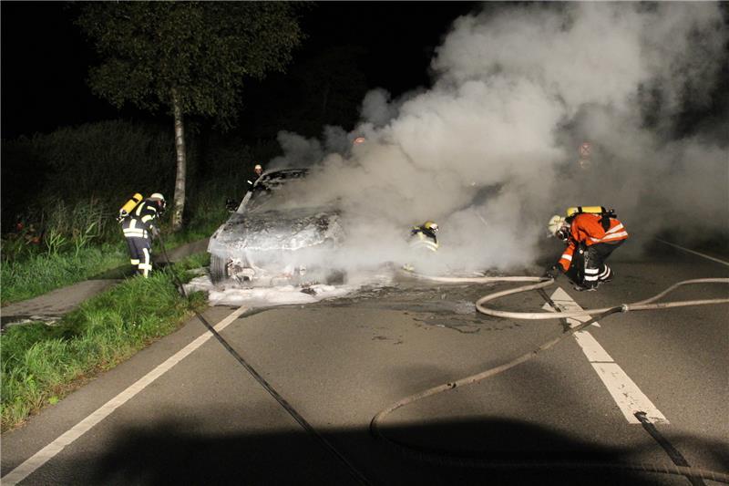 Auto brennt auf der B73 in Burweg aus