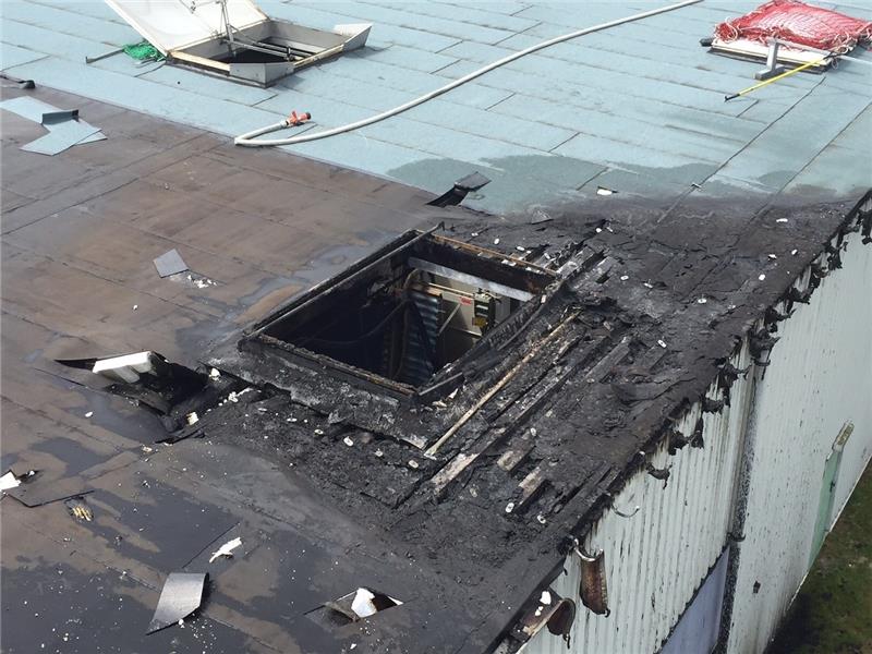 Dachbrand in Verarbeitungshalle in Wiepenkathen