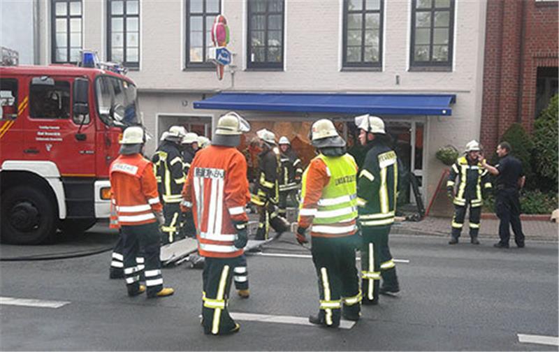 Bremervörde: Pkw rast in Eisdiele - Zwei Tote