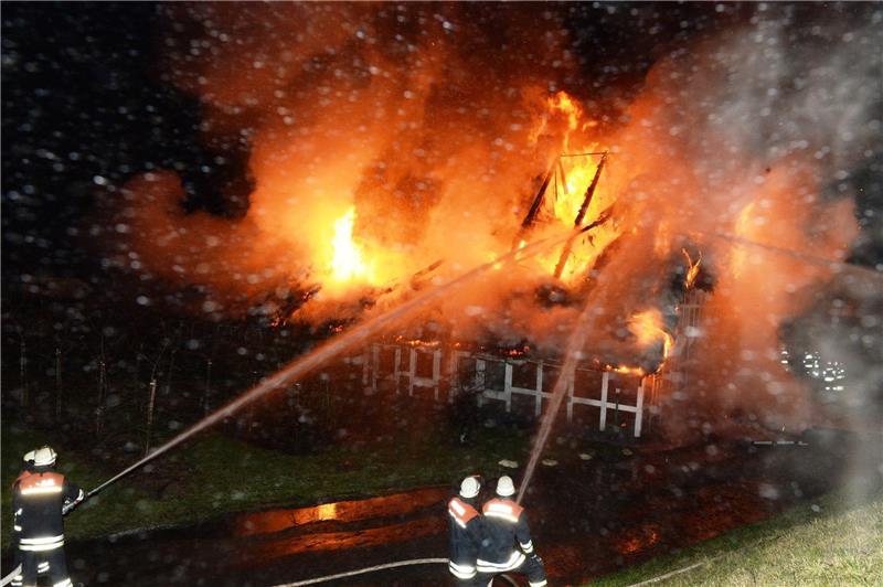 Großbrand vernichtet reetgedecktes Wohnhaus