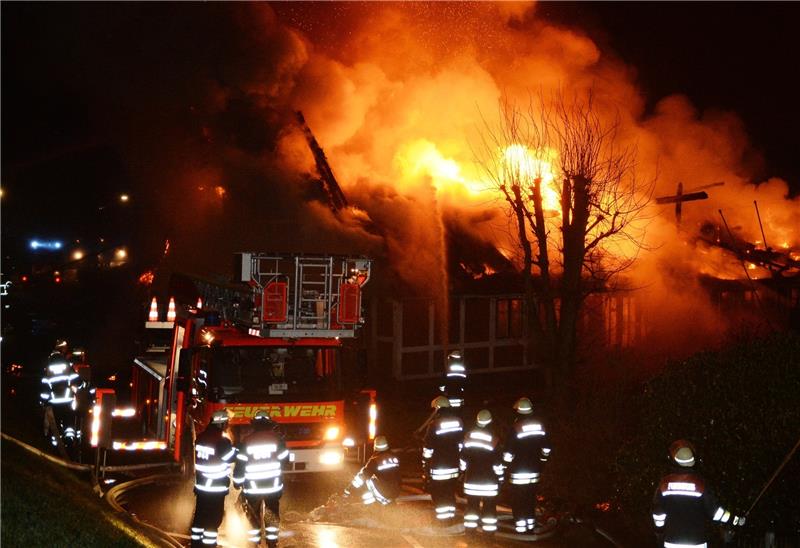 Großbrand vernichtet reetgedecktes Wohnhaus