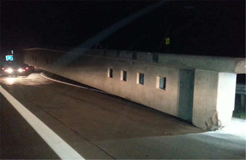 Schwertransport verunglückt auf der A1