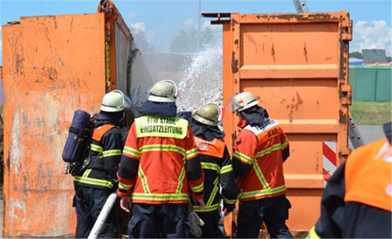 Container mit Hausmüll gerät in Brand