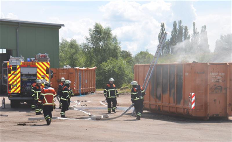 Container mit Hausmüll gerät in Brand