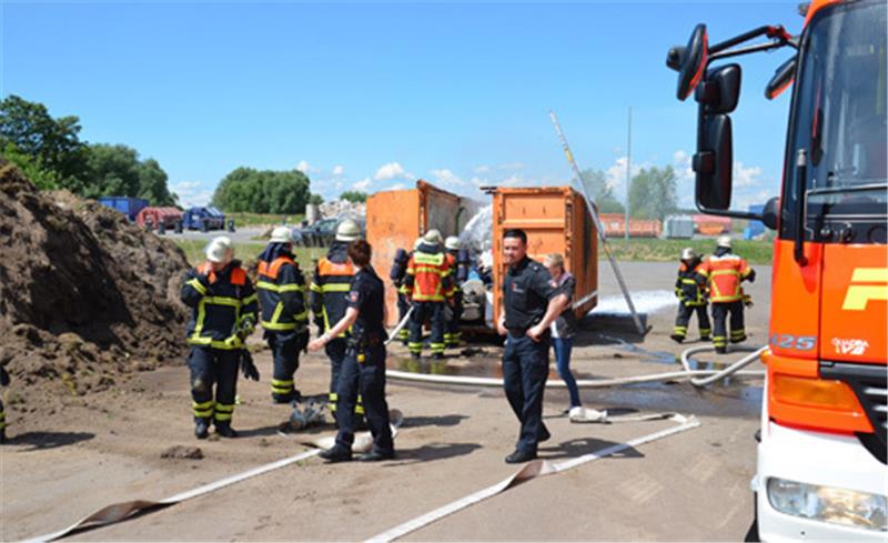 Container mit Hausmüll gerät in Brand