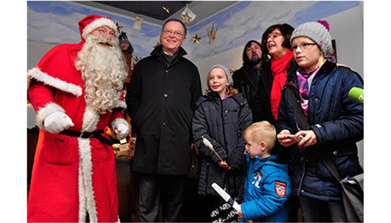 Ministerpräsident Stefan Weil zu Gast im Christkinddorf Himmelpforten