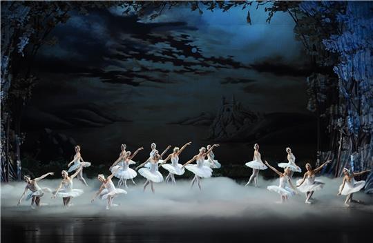 Ukrainisches Ballett tanzt Schwanensee im Stadeum