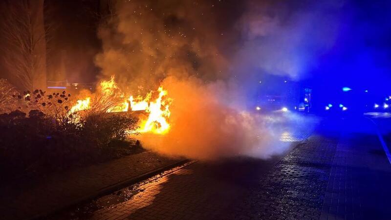 Auto brennt in Hamelwörden – Feuerwehr rettet Reetdachhaus