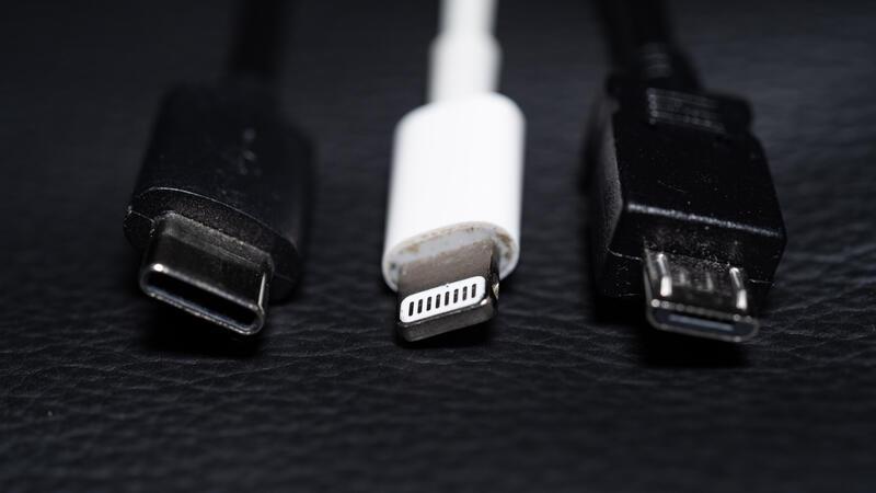 Mindestlohn, Bürgergeld, Cannabis: Drastische Änderungen in 2024 USB-C (links) gilt künftig als neuer Standard. Lightning- und Micro-USB-Kabel sollen vom Markt verschwinden.