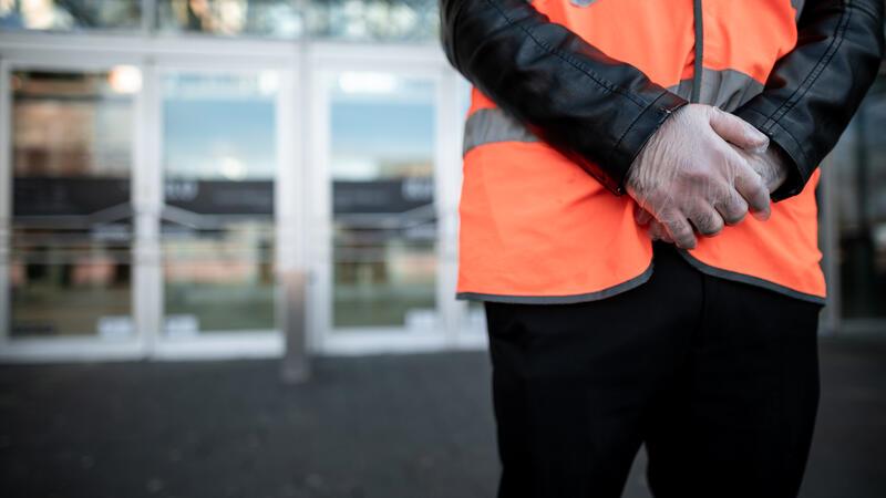 400.000 Euro Schaden durch Schwarzarbeit? Kontrollen im Auftrag der Stader Staatsanwaltschaft Die Staatsanwaltschaft Stade hat Kontrollen in der Sicherheitsbranche beauftragt.