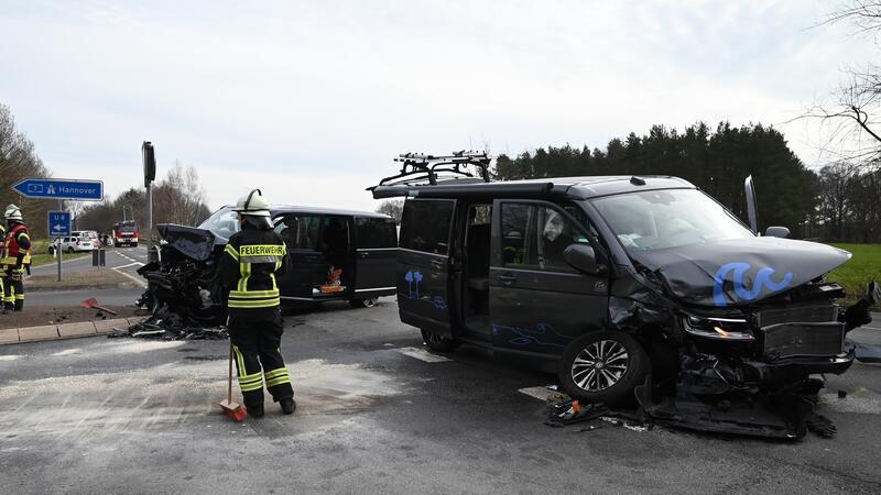 Frontalcrash mit zwei Bullis – Fünf Menschen verletzt Frontalcrash mit zwei Bullis – Fünf Menschen verletzt
