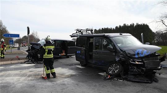 Frontalcrash mit zwei Bullis – Fünf Menschen verletzt