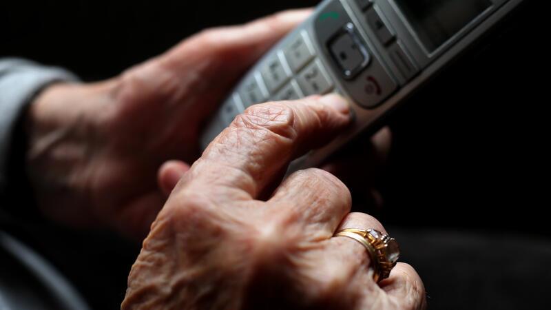 Betrug: Falsche Polizeibeamte melden sich mitten in der Nacht Betrug: Falsche Polizeibeamte melden sich mitten in der Nacht