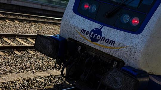 Metallplatten auf Gleise gelegt: Metronom mit 600 Fahrgästen muss notbremsen – Hoher Schaden