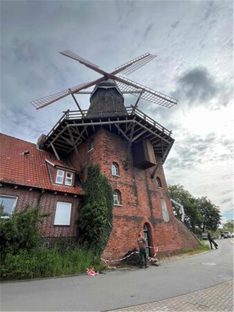 Galerieholländer-Windmühle in Borstel neigt sich wie der Schiefe Turm von Pisa Galerieholländer-Windmühle in Borstel neigt sich wie der Schiefe Turm von Pisa