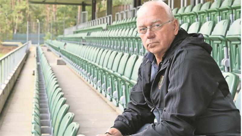 Der Vorsitzende des TuS Heeslingen auf der Tribüne des Waldstadions.