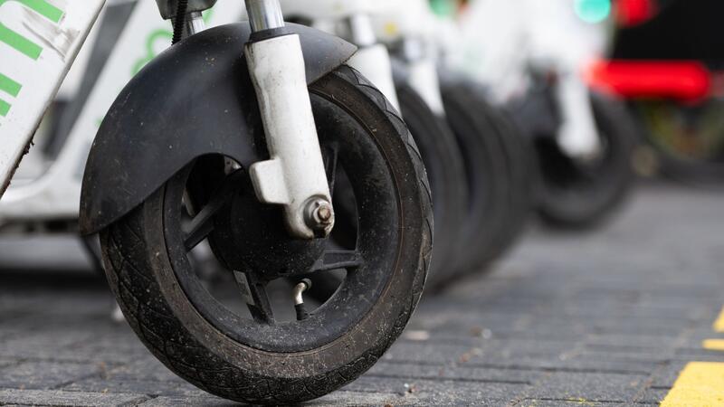 E-Scooter-Dieb in Horneburg scheitert: Zeugin führt Polizei zum Täter