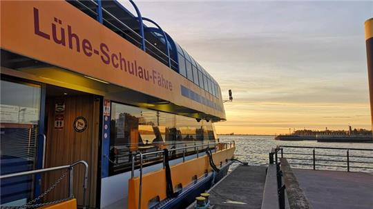 Mit der Lühe-Schulau-Fähre in den Sonnenuntergang fahren