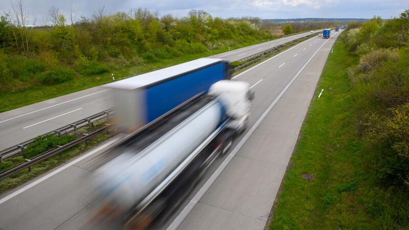Lkw überholt auf Autobahn - wie lange darf das dauern? Lkw überholt auf Autobahn - wie lange darf das dauern?