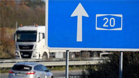 Ein Autobahnschild zeigt die Auffahrt zur A20.