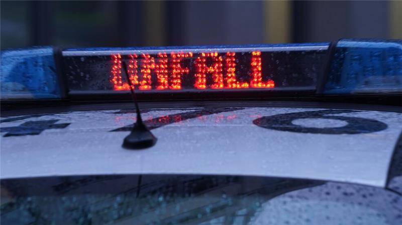Unfallflucht: Frau sammelt Kennzeichen ein und fährt weiter
