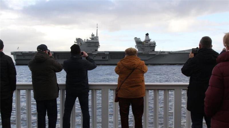 Flugzeugträger HMS Queen Elizabeth auf der Elbe unterwegs nach Hamburg Flugzeugträger HMS Queen Elizabeth auf der Elbe unterwegs nach Hamburg