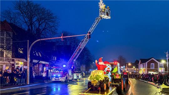 Lichtermeer und Riesenschneemann: Traktoren rollen durch den Kreis Harburg