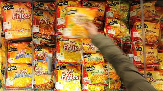 Eine Frau kauft am Mittwoch tiefgekühlte Pommes Frites von McCain in einem Supermarkt in Hannover. 