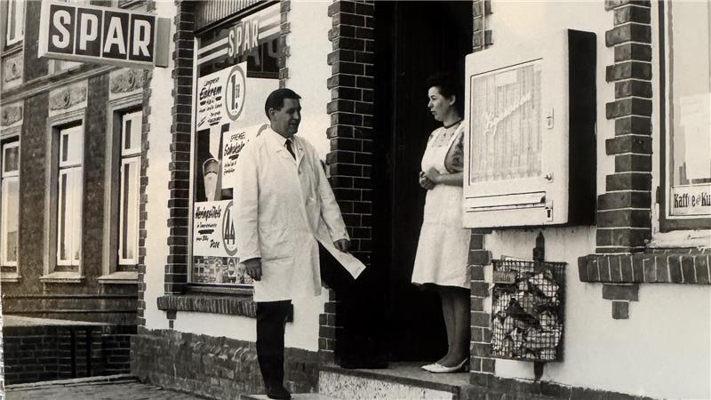 Cranz: Bei Fiete Kramer vom Gasthaus Zur Post kommt Stint in die Dose Bild aus alten Zeiten: Günther Kramer vor dem Gasthaus Zur Post in Cranz.