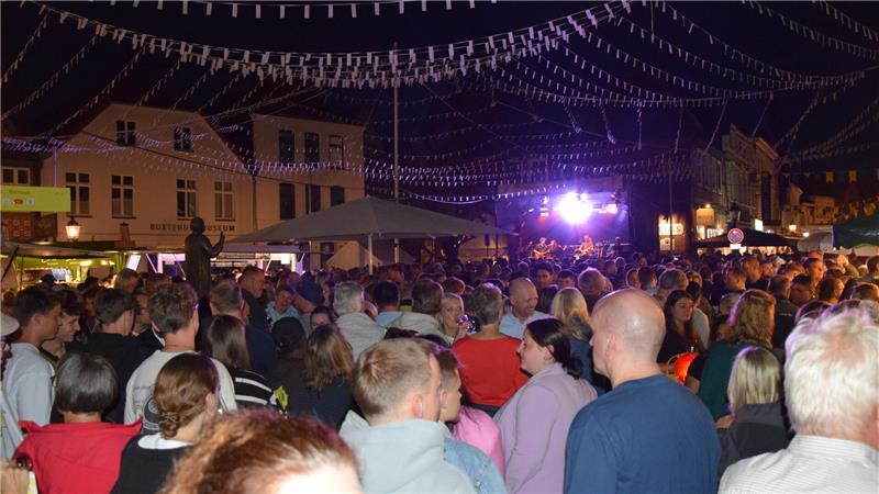 Bild aus dem vergangenen Jahr: Vor der Petri-Platz-Bühne feiern die Menschen ausgelassen das Weinfest.