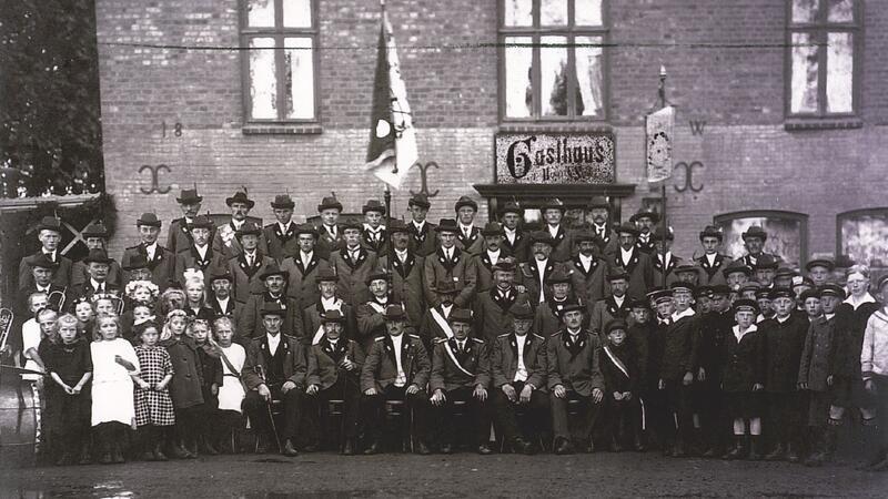 100 Jahre Schützenverein: Was Eichel Wolfsbruch in dieser Zeit erlebte Bild aus der Gründungszeit: Der Schützenverein Eichel Wolfsbruch posiert vor dem Gasthaus Sieb.