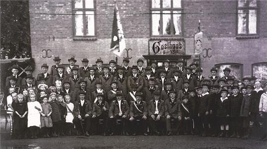 Bild aus der Gründungszeit: Der Schützenverein Eichel Wolfsbruch posiert vor dem Gasthaus Sieb.