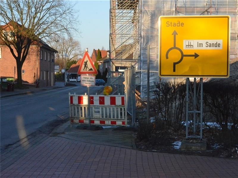 Bild mit Symbolcharakter: Das Schild für Bauarbeiten wird an der Herrenstraße, hier in Kreiselnähe, schon bald für eine längere Strecke gelten. Der Verkehr wird einspurig von Stade kommend in den Ort geleitet. Foto: Fehlbus
