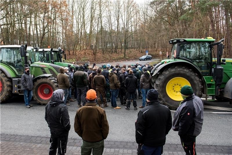 Bild mit Symbolcharakter: Landwirte blockieren mit Traktoren die Zufahrt zum Aldi-Zentrallager im Landkreis Harburg. Foto: Daniel Bockwoldt/dpa