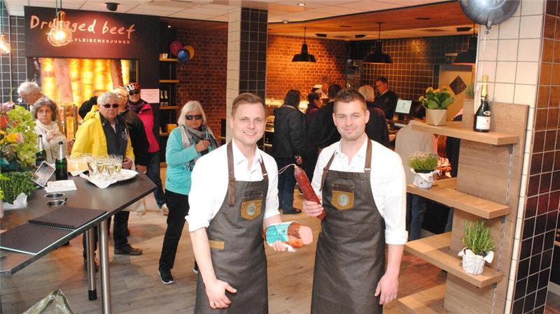 Bilder aus besseren Tagen: Fleischerjungs Ole Meyer und Daniel Röhrs bei der Eröffnung 2018 (von links).
