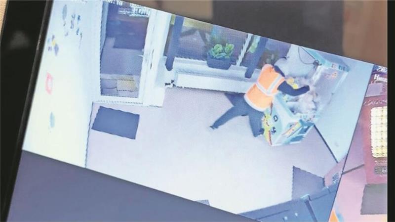 Diebstahl für eine lächerliche Summe Bilder der Überwachungskamera zeigen den Täter im Laden.